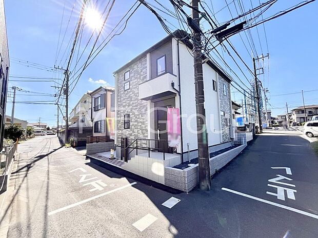 【前面道路含む現地写真】~Exterior~ 前面道路:北東 4m 私道、南東 3.6m 公道 低層の一戸建てを中心とした街並みが整然と続き、周辺は高い建物が建っていないので、緑の多い閑静な趣を感じる環境です。