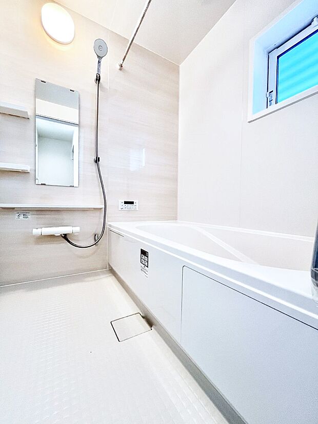 【浴室】~Bath Room~ 落ち着いた雰囲気の浴室で明日に向けてリフレッシュ。浴室乾燥機能も付いているので隣の洗濯機置き場で洗い上がった洗濯物を、雨の日も天気を気にせず乾燥させることも可能です。