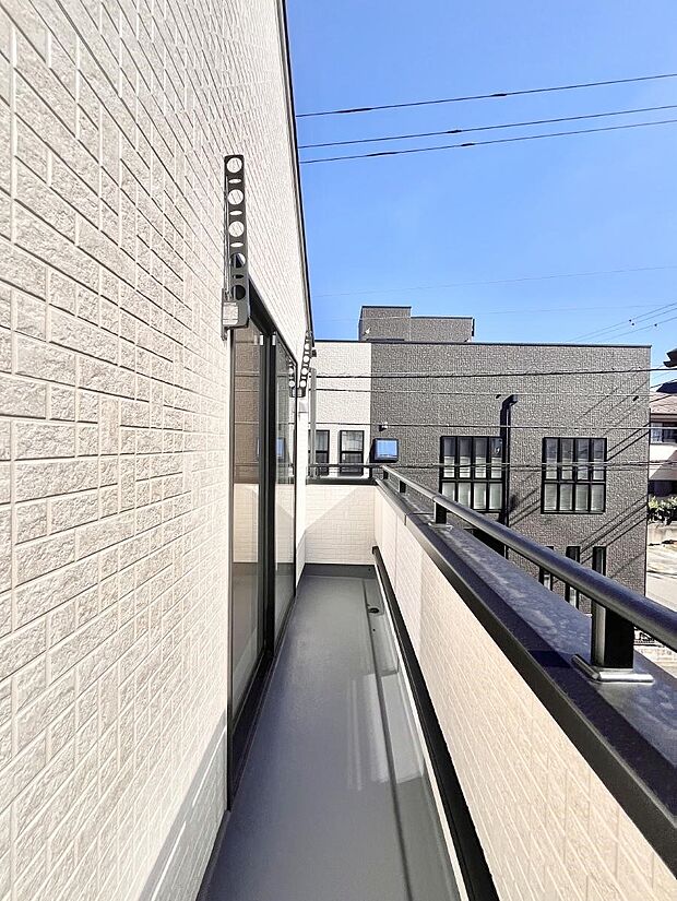 【バルコニー】~Balcony~ 南向きのバルコニーの前には雲以外に太陽を遮るものがありません。お洗濯物も乾きやすく、何より明るく気持ちのいい光が入ってきます。家族全員分の洗濯物も一気に干せます。
