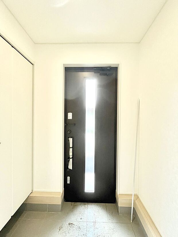 【玄関】~Entrance~ 家の中でお客様を迎える最初の場所である玄関は、家の印象そのものです!豊富な玄関収納で、常に綺麗に保つことが出来ます♪玄関にはたっぷり収納の下駄箱を完備!