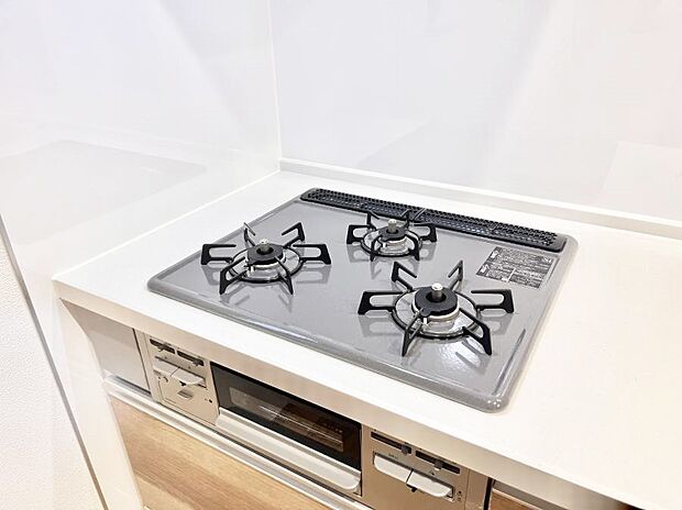 【その他設備(三ツ口コンロ)】◆A号棟◆三口ガスコンロでお料理が一気にはかどりそう。