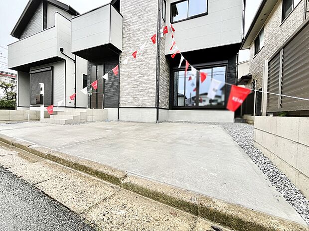 【駐車場】～Parking～　駐車場２台置けます！(車種による)自転車置き場や物置場として、お子様の遊ぶスペースとして、ゆとりある敷地だからこそ可能な多用途にご利用いただけるスペースです。