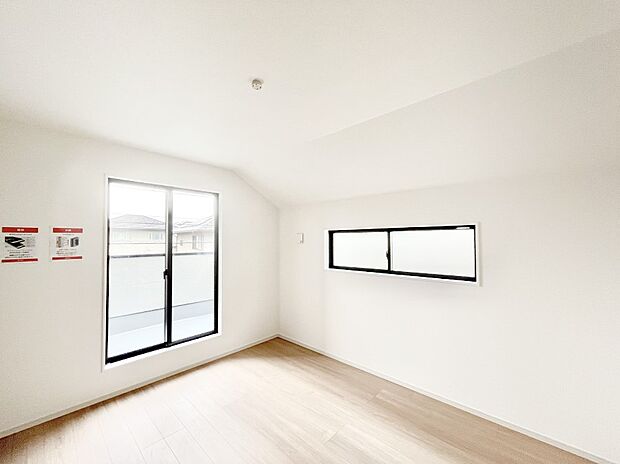 【寝室】～Bed Room～　バルコニーからの明るい日差しが差し込みます。日照に恵まれたお部屋。柔らかい自然光で朝目覚める暮らしが送れるだろう。また、機能的な収納を配置して、片付いた空間も実現出来そう。