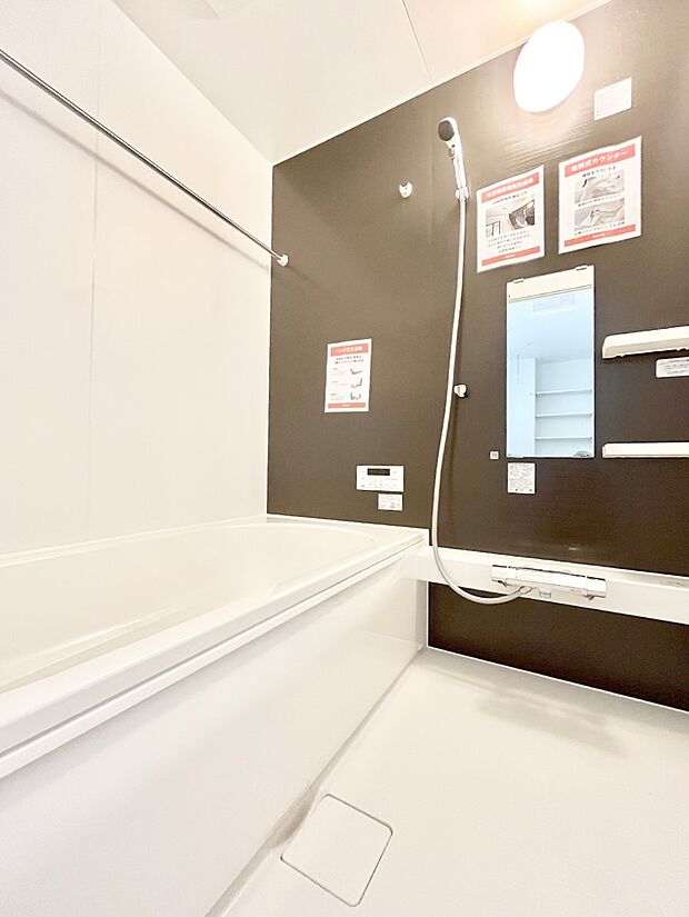 【浴室】～Bath Room～　ゆったりと足を伸ばして入浴することが可能！一日の疲れを癒す貴重なバスタイムです。お子様とご一緒でも十分な広さなので、リビングとは違った家族団欒のひと時をお楽しみいただけます。