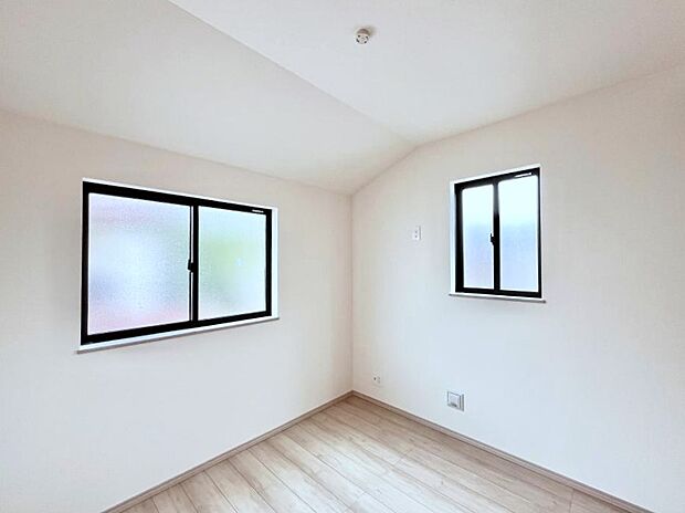 【寝室】◆A号棟◆～Bed Room～　マンションと違い部屋数が多いのが戸建てのメリットです。ご家族が増えたことで手狭に感じていた住まいも戸建てでは各居室プライバシーを保つことができます。
