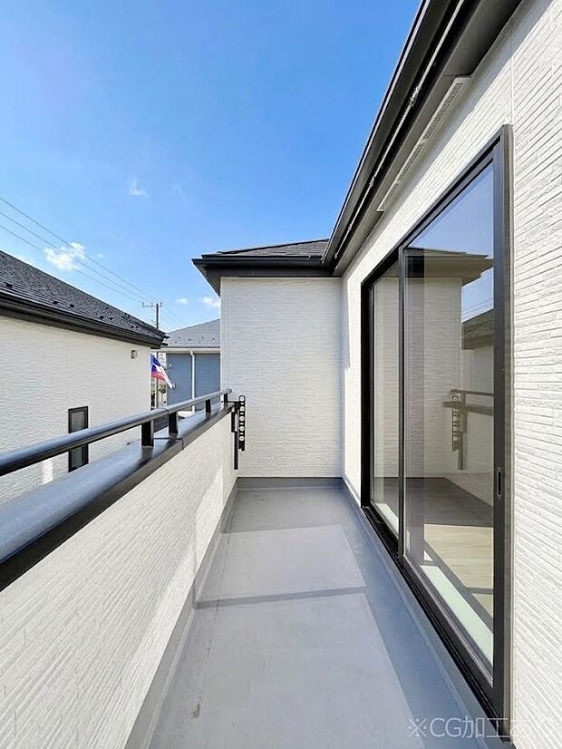 【バルコニー】◆A号棟◆~Balcony~ 大きな空に囲まれた気持ちのいい家。バルコニーを覗くだけで圧倒的な開放感に包まれます。バルコニーは陽がさしこみお布団や洗濯物を気持ちよく干すことができます。