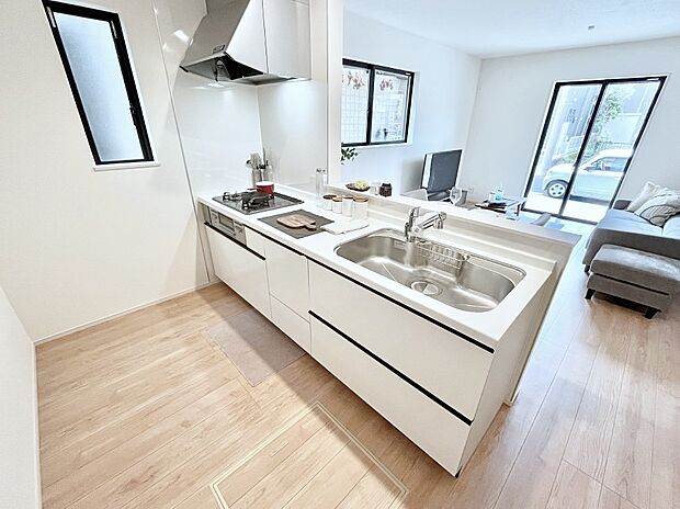【ダイニングキッチン】~Kitchen~ 自然光が入る窓のあるキッチン☆毎日使う場所だからこそ、使い勝手を考慮しました。ゆったりとしたキッチンコーナーは質感豊かな仕上がりとなっております。