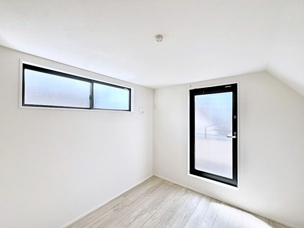 【寝室】◆1号棟◆～Bed Room～　木の温もりがやさしいフローリングは安らぎをもたらすプライベート空間。明るめのフローリングですので、壁紙ともマッチし、お部屋を更に広く見せてくれる効果も。