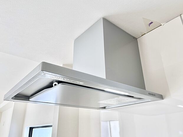 【その他設備(レンジフード)】◆1号棟◆基本的なお手入れはフィルターのみ！お手入れのしやすさも魅力です。