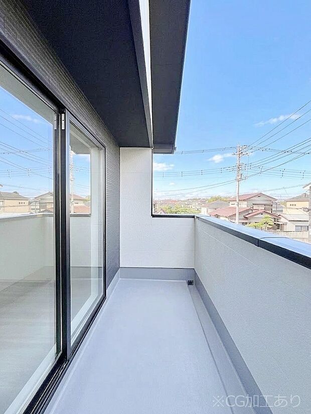 【バルコニー】◆１号棟◆～Balcony～　大きな空に囲まれた気持ちのいい家。バルコニーを覗くだけで圧倒的な開放感に包まれます。バルコニーは陽がさしこみお布団や洗濯物を気持ちよく干すことができます。