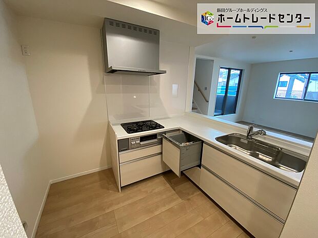 ☆System　Kitchen☆
作業スペースを大きくとったキッチン。夫婦そろってキッチンに立っても調理がしやすくゆとりある広さ。食器類もすっきりと片付く収納力が期待できます。