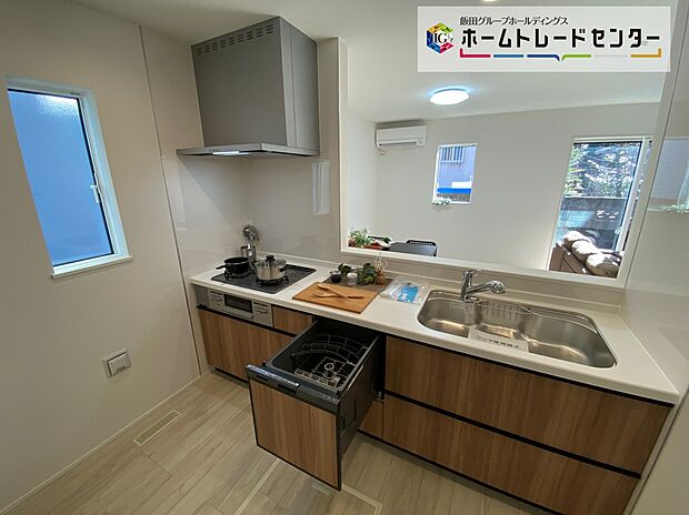 ☆System　Kitchen☆
いつもご家族と一緒に過ごせるのが対面キッチンの魅力！今日の出来事を話しながら、一緒にお料理をしながら…いつもご家族の笑顔が近くにあります。
