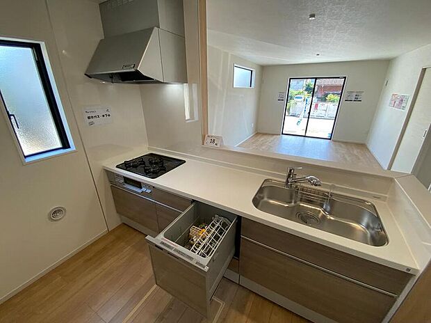 ☆System　Kitchen☆
いつもご家族と一緒に過ごせるのが対面キッチンの魅力！今日の出来事を話しながら、一緒にお料理をしながら…いつもご家族の笑顔が近くにあります。