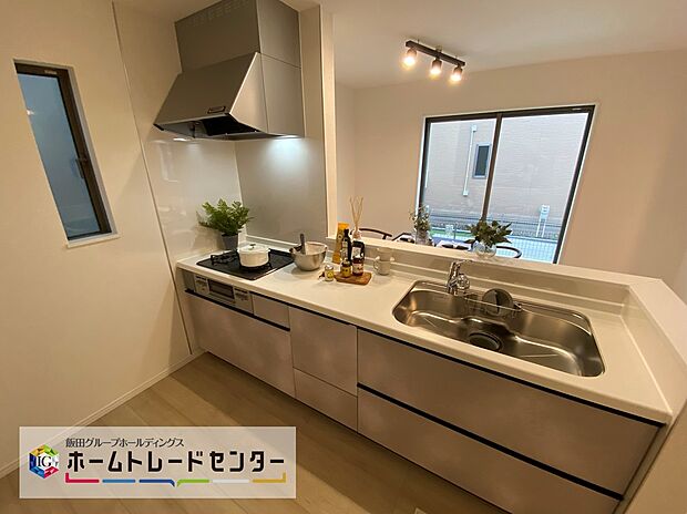 ☆System　Kitchen☆
いつもご家族と一緒に過ごせるのが対面キッチンの魅力！今日の出来事を話しながら、一緒にお料理をしながら…いつもご家族の笑顔が近くにあります。