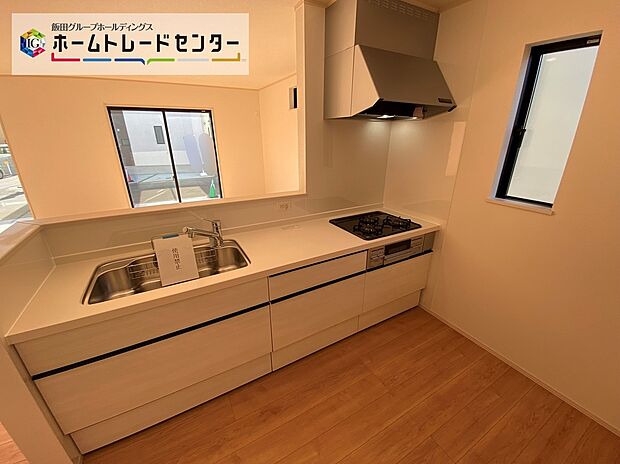 ☆System　Kitchen☆
作業スペースを大きくとったキッチン。夫婦そろってキッチンに立っても調理がしやすくゆとりある広さ。食器類もすっきりと片付く収納力が期待できます。
