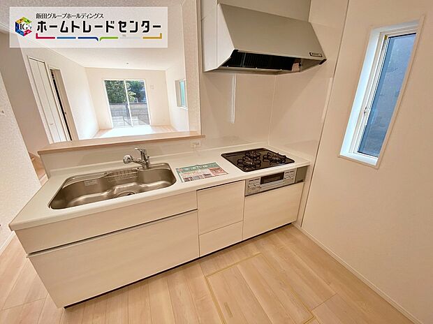 電気料金の節約に繋がるだけでなく、停電などの災害時に電気が使えるのも大きなメリットです！また、夏場は屋根への直射日光による温度上昇を抑制することで室内が涼しくなります。