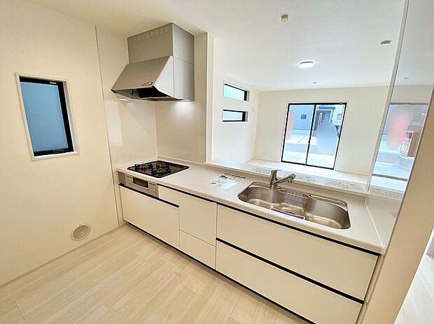 ☆System　Kitchen☆
いつもご家族と一緒に過ごせるのが対面キッチンの魅力！今日の出来事を話しながら、一緒にお料理をしながら…いつもご家族の笑顔が近くにあります。