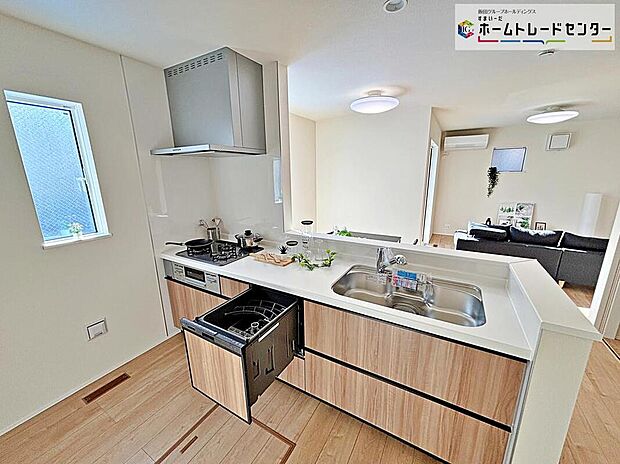 ☆System　Kitchen☆
作業スペースを大きくとったキッチン。夫婦そろってキッチンに立っても調理がしやすくゆとりある広さ。食器類もすっきりと片付く収納力が期待できます。