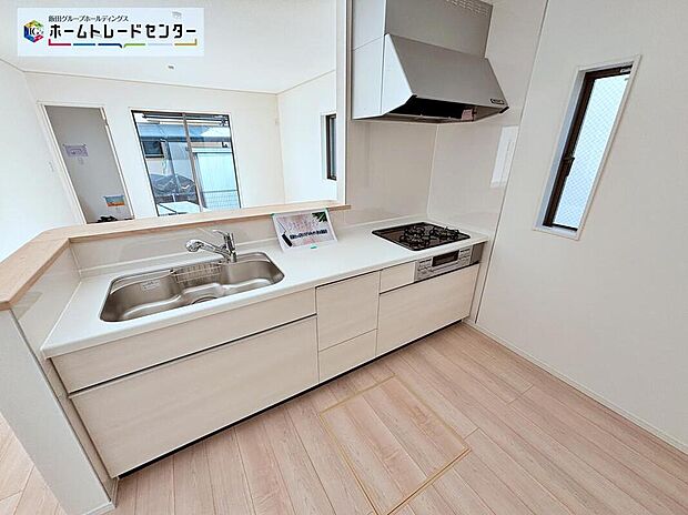 作業スペースを大きくとったキッチン。夫婦そろってキッチンに立っても調理がしやすくゆとりある広さ。食器類もすっきりと片付く収納力が期待できます。