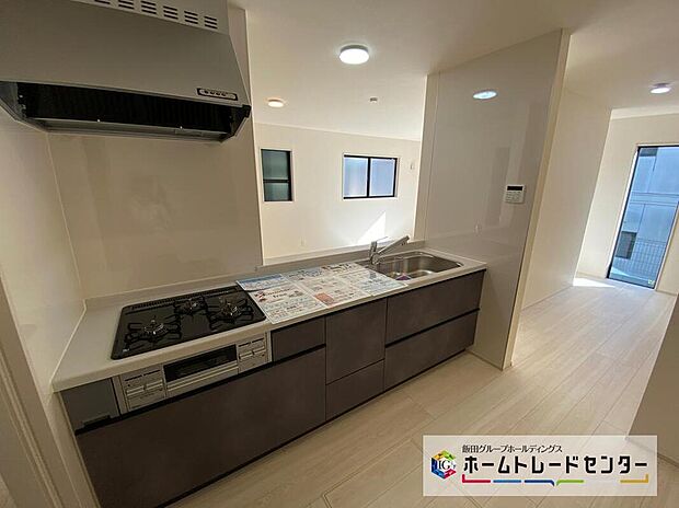 いつもご家族と一緒に過ごせるのが対面キッチンの魅力!今日の出来事を話しながら、一緒にお料理をしながら…いつもご家族の笑顔が近くにあります。