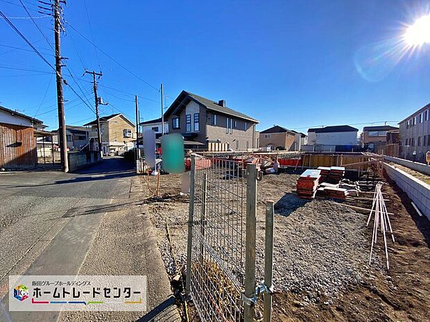 ☆ファミリーカーの需要が多い中、駐車場も広めに確保いたしました。嬉しいコンクリート仕上げのカースペースです。マンションとは違う敷地内駐車。ご主人様のお車のお手入れにも気合が入りますね。