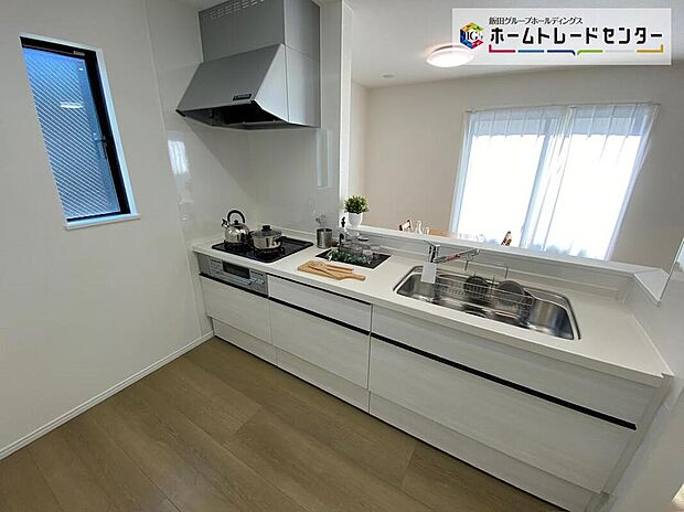 ☆System　Kitchen☆
作業スペースを大きくとったキッチン。夫婦そろってキッチンに立っても調理がしやすくゆとりある広さ。食器類もすっきりと片付く収納力が期待できます。