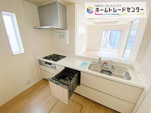 ☆System Kitchen☆
作業スペースを多くとったキッチン。夫婦そろってキッチンに立っても調理がしやすくゆとりある広さ。食器類もすっきりと片付く収納力が期待できます。