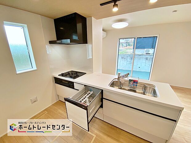 ☆住む人を映し出す洗練された佇まいは、いつまでも輝き続けながらいつしか街の風景に溶け込んでいきます。デザイン・目に見える設備面も大切ですが、耐震構造で地震に強い家の為、次代へ繋ぐ強固な住宅です。