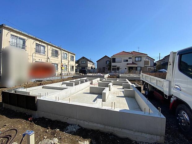 ☆街に溶け合う美しい景観を生みだしているにも関わらず、採光や風通しを考えて設計された間取り。近隣との視線を考え、街全体で調整される窓位置。外観だけでなく、そこに住まうご家族の心地よさを最優先しました。