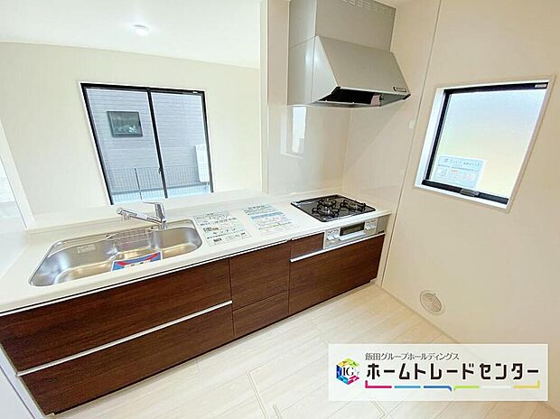 ☆System　Kitchen☆
いつもご家族と一緒に過ごせるのが対面キッチンの魅力！今日の出来事を話しながら、一緒にお料理をしながら…いつもご家族の笑顔が近くにあります。