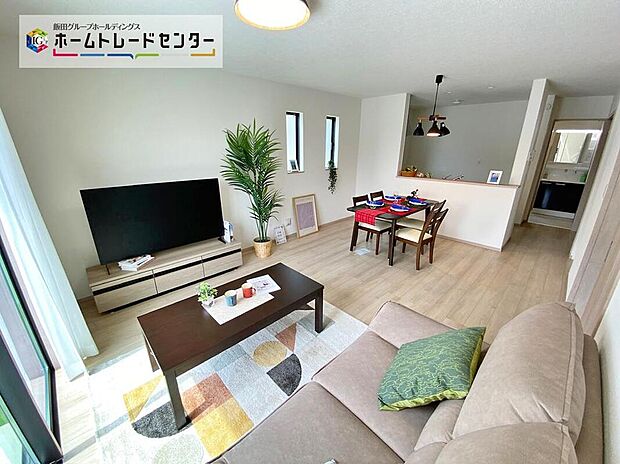 ☆Living　Room☆
窓から陽光が降り注ぐリビング・ダイニング・キッチン。家族が集うにふさわしい、ゆとりある空間です♪
