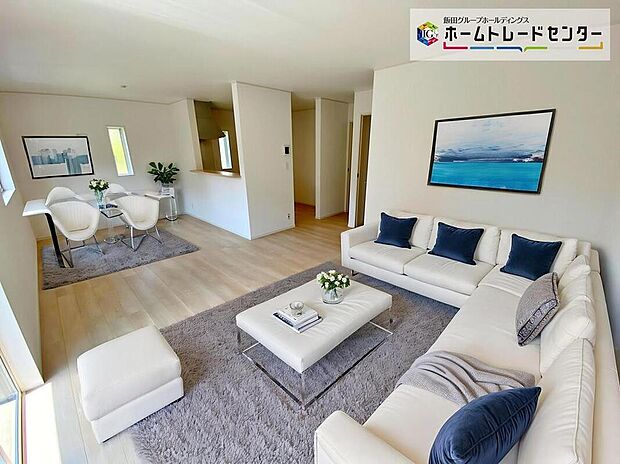 ☆Living　Room☆
家族の温かさと陽光の暖かさ、楽しい毎日と明るい未来を予感させる「空間が織り成すひとつ先の住み心地」を演出します。（家具はCGです）