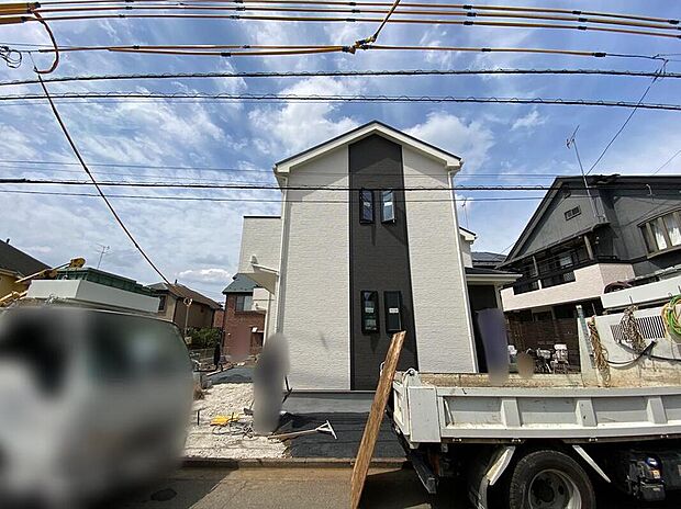 穏やかな時が流れる落ち着いた住環境の低層住宅地に、1棟1棟違った表情を持つ、豊かなデザインの住宅2棟誕生☆
駐車スペース2台分・日当たりの良いお庭付きです☆