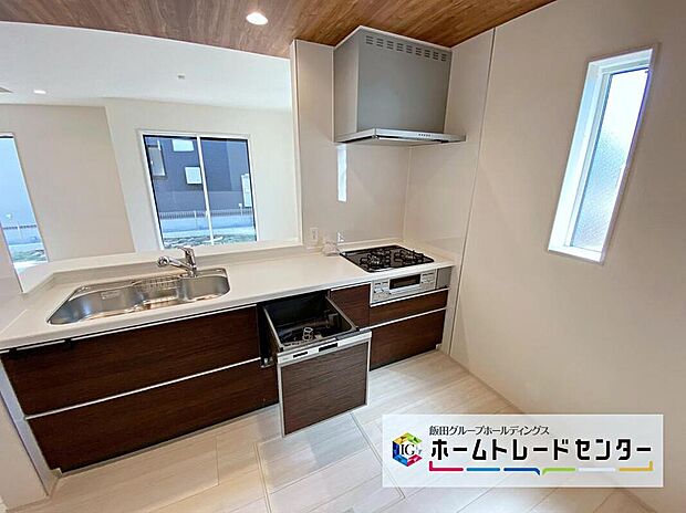 ☆System　Kitchen☆
家事を手助けするママさんに嬉しい食洗機付システムキッチン採用♪収納力も豊富で床下収納もございますので、キッチンスペースをいつでもすっきりとお使い頂けそうです♪