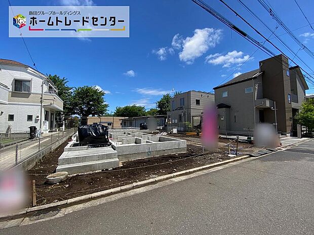 【現地外観写真】(B号棟)
基礎工事完了いたしました!平日・お仕事帰りなど、いつでもご案内致します。ご不明点等、スタッフがしっかりと説明させていただきますので、安心して現地をご覧ください♪