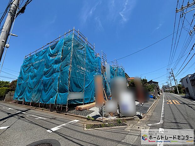 ☆前面道路は約5.5ｍあるので、車庫入れが苦手な方でも安心して入れられます。敷地の空いたスペースには、家族の自転車を駐輪したり、来客用の駐車スペースとしてもお使いいただけます。