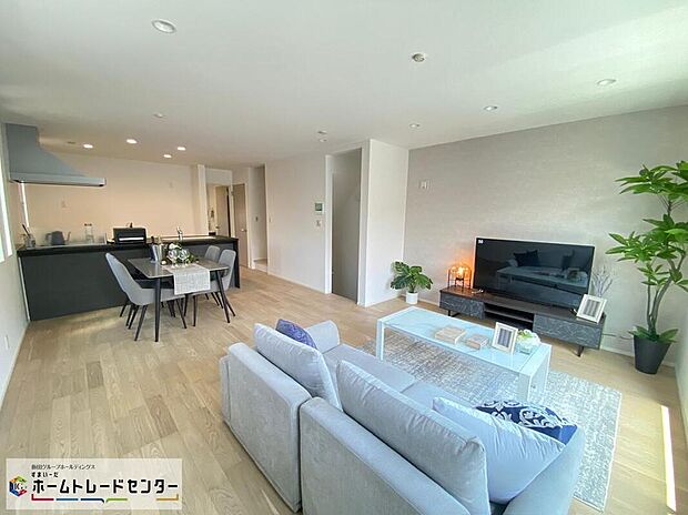 ☆Living Room☆
家族の食事や団らんのほか、子供を遊ばせたり、友人を招いたりするLDKは住まいの中心。長時間過ごす場所だからこそ、大切にしたい場所です!!