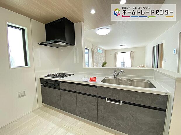 ☆System Kitchen☆
お子さまにとっても、ご飯のしたくを頑張っているご家族の姿が見えると安心♪手伝いたいという気持ちになるなど、お手伝いの習慣も育ちやすいですね♪