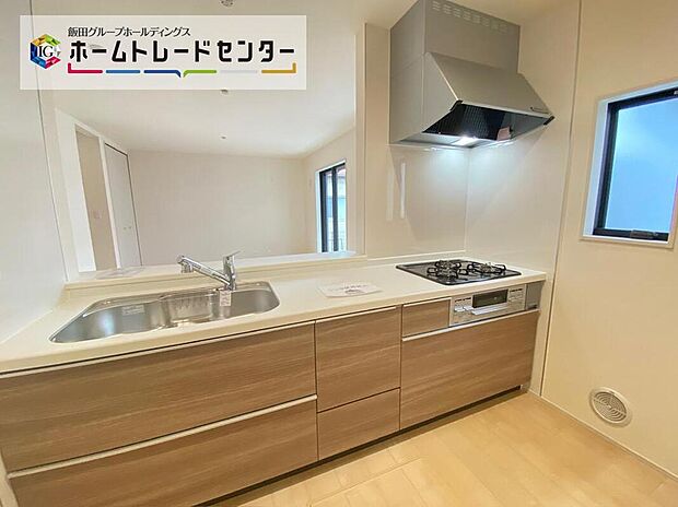 ☆System　Kitchen☆
いつもご家族と一緒に過ごせるのが対面キッチンの魅力！今日の出来事を話しながら、一緒にお料理をしながら…いつもご家族の笑顔が近くにあります。