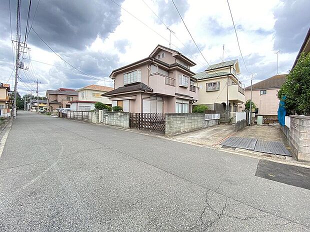 カースペースは2台分ございます!通勤で車をお使いの方にも大変オススメです!嬉しいコンクリート仕上げのカースペースなので、雨の日も足元を気にせず外出できます。