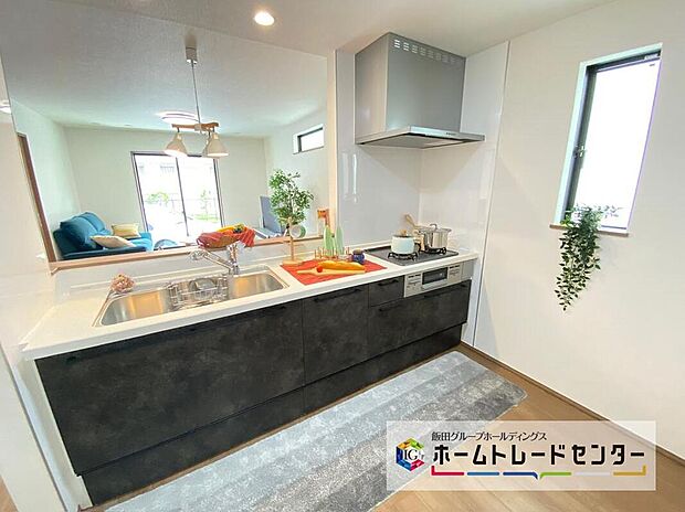 ☆System　Kitchen☆
いつもご家族と一緒に過ごせるのが対面キッチンの魅力！今日の出来事を話しながら、一緒にお料理をしながら…いつもご家族の笑顔が近くにあります。