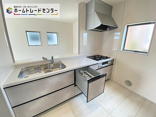☆System　Kitchen☆
いつもご家族と一緒に過ごせるのが対面キッチンの魅力！今日の出来事を話しながら、一緒にお料理をしながら…いつもご家族の笑顔が近くにあります。
