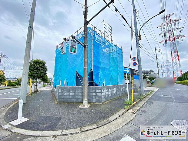 ☆街に溶け合う美しい景観を生みだしているにも関わらず、採光や風通しを考えて設計された間取り。近隣との視線を考え、街全体で調整される窓位置。外観だけでなく、そこに住まうご家族の心地よさを最優先しました。