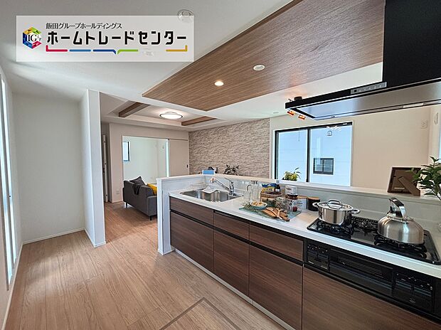 ☆System　Kitchen☆
お子さまにとっても、ご飯のしたくを頑張っているご家族の姿が見えると安心♪手伝いたいという気持ちになるなど、お手伝いの習慣も育ちやすいですね♪