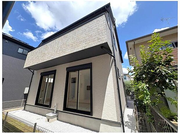 ☆街に溶け合う美しい景観を生みだしているにも関わらず、採光や風通しを考えて設計された間取り。近隣との視線を考え、街全体で調整される窓位置。外観だけでなく、そこに住まうご家族の心地よさを最優先しました。