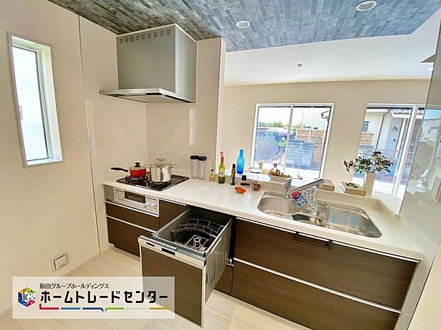 ☆System　Kitchen☆いつもご家族と一緒に過ごせるのが対面キッチンの魅力！今日の出来事を話しながら、一緒にお料理をしながら…いつもご家族の笑顔が近くにあります。