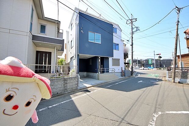 【前面道路含む現地写真】☆賃貸の更新時期が迫っている人。更新料を払うか、新しく賃貸を探して、敷金・礼金を払うか、悩ましいところ。いっそ購入してしまうのも手。家賃と同等程度の支払いで、自分の住まいを手に入れられます♪