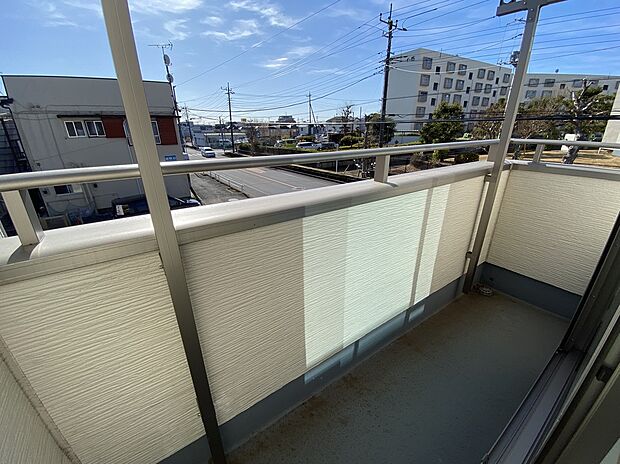 【☆Balcony　2F☆】ルーフバルコニーは、急な雨でも洗濯物が濡れる心配が少ないのがメリット♪洗濯物やご家族分のお布団もしっかり干せる広さです！お日様の匂いのお布団ってワクワクしませんか？( *´艸｀)