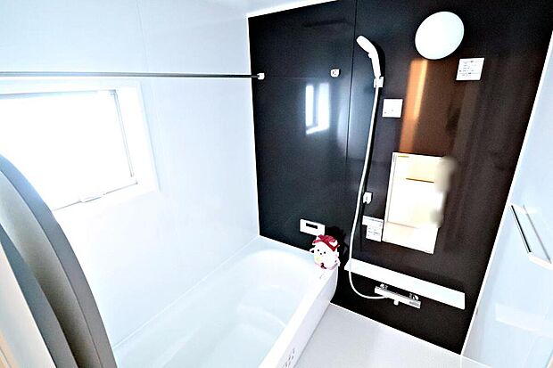 【浴室】半身浴も楽しめる一坪タイプの浴室は、防カビ仕様となっており、お掃除も楽々です。浴室乾燥機を完備し雨の日のお洗濯も安心です。