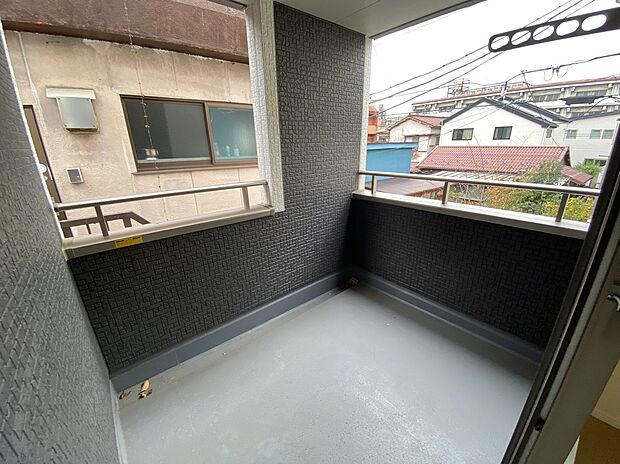 【☆Balcony☆】インナーバルコニーは、急な雨でも洗濯物が濡れる心配が少ないのがメリット♪洗濯物やご家族分のお布団もしっかり干せる広さです！お日様の匂いのお布団ってワクワクしませんか？( *´艸｀)